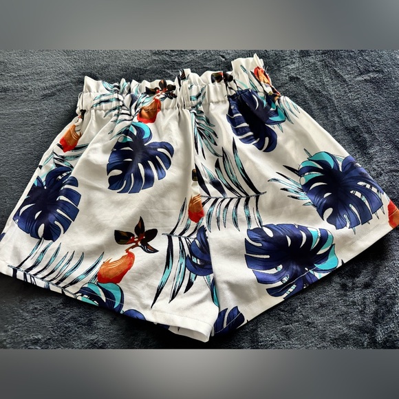 Sale🎉High Waist White & Blue Shorts with Tropical Print/Matching Camisole Set - Picture 3 of 6